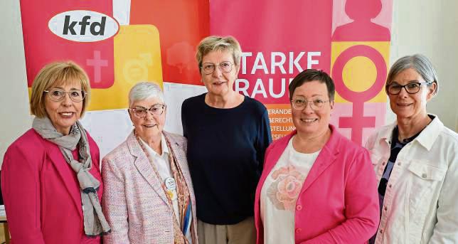 Gabriele Kaufhold (v.l.), stellvertretende kfd-Diözesanvorsitzende, verabschiedete Sybille Krämer, kfd-Beauftragte im Vorstand der KAG. Angelika Tuschhoff ist neue KAG-Vorsitzende. Die Diözesanvorsitzende Monika Bunsen und Stellvertreterin Dorothea Lüke dankten den engagierten Frauen.