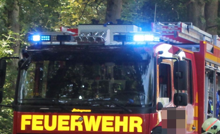 Ein brennendes Auto hat in der Nacht zu Donnerstag die Feuerwehr und die Polizei in Lippstadt beschäftigt. Symbolfoto