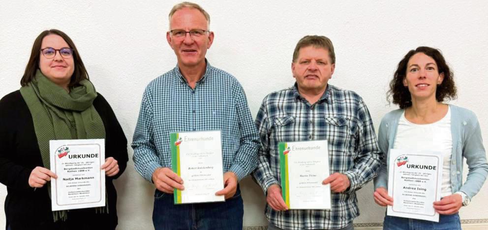 Geehrt wurden die langjährigen Mitglieder (v.l.): Nadja Markmann (25 Jahre), Robert Knickenberg (50 Jahre), Martin Thöne (50 Jahre) und Andrea Ising (25 Jahre). Foto: Marcus Kloer