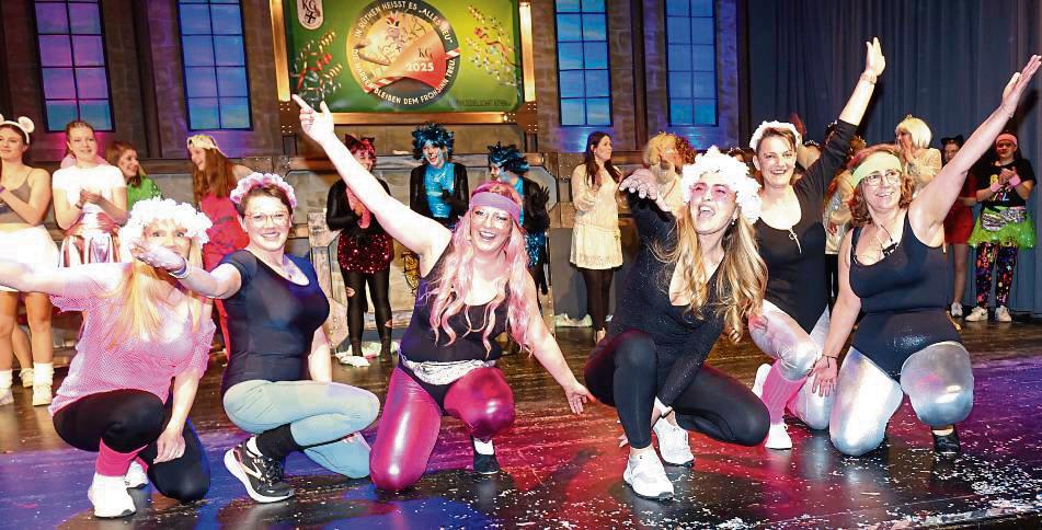 Getanzt, gesungen und gelacht wurde beim Mädelsabend an Weiberfastnacht. Fotos: Kloer
