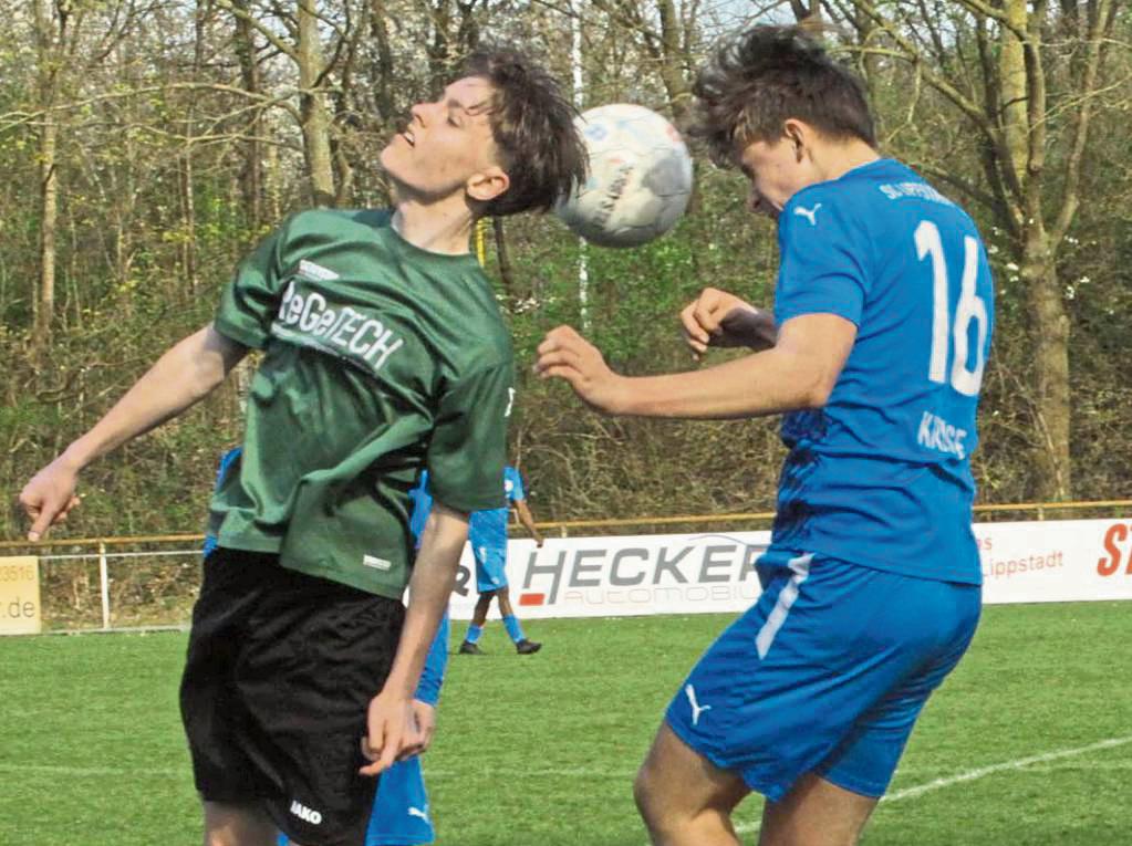Bis zur Pause konnte die JSG Allagen/Sichtigvor (in Grün) die Partie beim SC Lippstadt (in Blau) offen gestalten und lag nur mit 0:1 zurück. Nach dem Seitenwechsel sorgte der SCL aber für klare Verhältnisse und gewann am Ende deutlich mit 7:0. Foto: Dannhausen