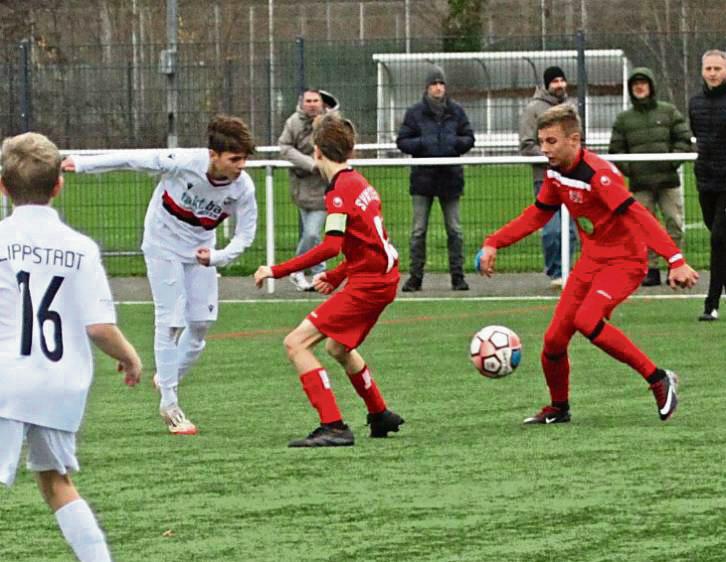Ein Offensivfeuerwerk brannten die D-Junioren des SV Lippstadt (in Weiß) ab. Sie schossen im Kreisderby den Gast aus Soest mit 6:0 vom Platz. Foto: Hans Dannhausen