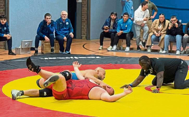 Artur Gen (blauer Dress) vom JSV Lippstadt gewann seinen Kampf durch Schultersieg.
