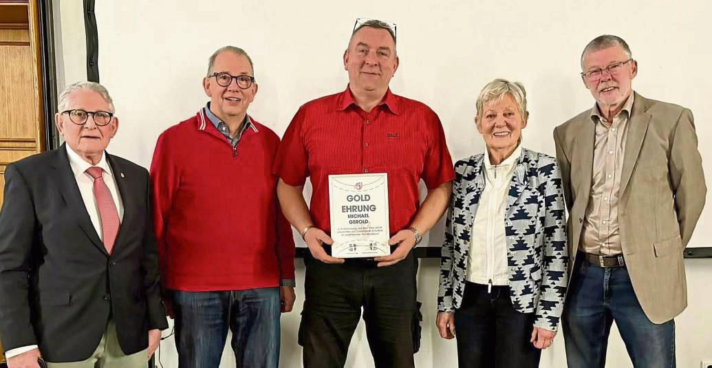 Michael Gerold (M.) vom SC Lippstadt erhielt die goldene Ehrennadel des Handballverbandes Westfalen – verliehen durch Hans-Hermann Jerrentrup (2.v.l.). Zu den Gratulanten gehörten auch (v.l.): Henner Brand, Ulla Gerke und Merten Thurmann.