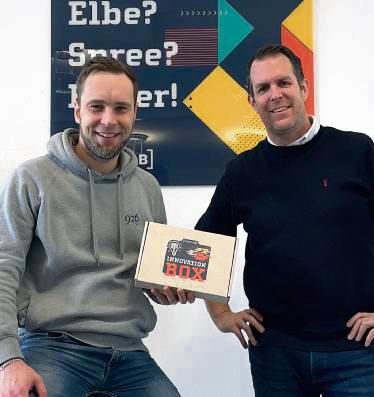 Die Innovation-Box soll Unternehmen helfen, aus Ideen reale Produkte zu entwickeln: Für das Heder-Lab präsentieren Felix Jancker (l.) und Christian Enders diese Idee am Freitag in Berlin.