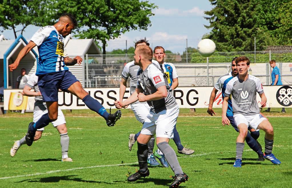 Nach der Heimniederlage gegen den TuS Warstein wartet auf den TuS Lipperode (in Grau) jetzt bei der SG Suttrop/Kallenhardt der nächste heiße Tanz. Die Warsteiner (in Blau) haben sich gegen den SuS Störmede einiges vorgenommen. Foto: Schnieder