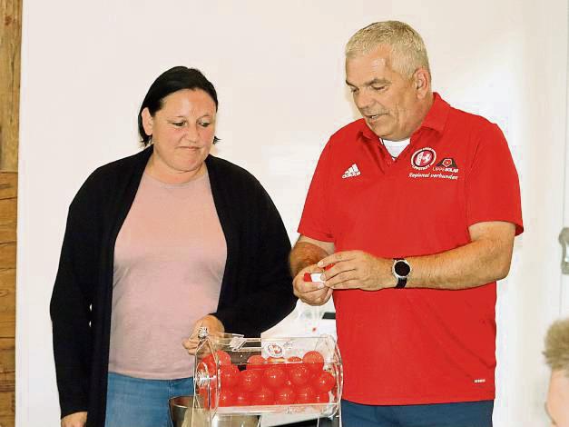 Die Spannung war groß im Horner Treff, als Diana Schmücker und Kreisgeschäftsführer Bernd Kirchhoff die Paarungen der ersten Kreispokalrunden zogen. Foto: Feichtinger