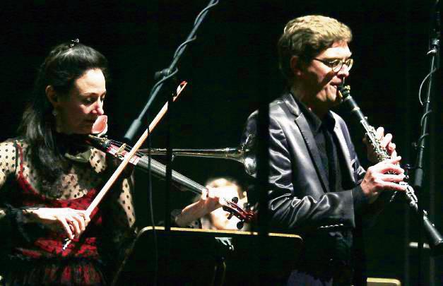Das Ensemble Vinorosso feierte im Lippstädter Stadttheater sein 20-jähriges Bestehen. Das Bild zeigt den künstlerischen Leiter Florian Stubenvoll (Klarinette) mit Maja Hunziker (Strohgeige). Foto: Heier
