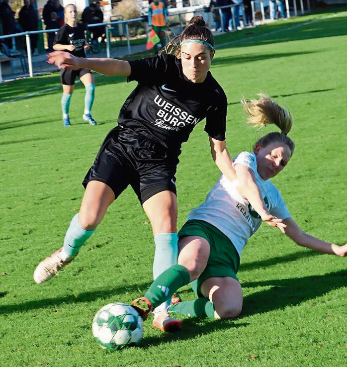 Die Fußballerinnen von Germania Stirpe (in Schwarz) machten gegen Varensell einen 2:3-Rückstand wett. Foto: Feichtinger