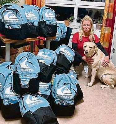 Miriam Liedmeier leitet das Projekt Street-Care beim SKM und freut sich sehr über die Rucksack-Spende.