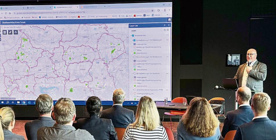 Christoph Hellmann präsentierte beim 21. Breitbanddialog die neue Übersichtskarte GlasfaserAtlas Kreis Soest. Die Karte gibt einen Überblick, welches Unternehmen im Kreis Soest Glasfaser ausbaut und wie weit der Ausbau ist. Foto: Glusa (TeleKommunikationsGesellschaft Südwestfalen)