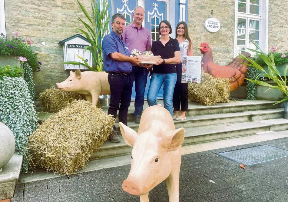 Schweine, Hühner, regionale Produkte: Andreas Pelzer (Leitung Haus Düsse), Tobias Scholz (Bereichs-Leitung Schweinehaltung), Barbara Herbers (Verwaltung) und Sarah Beimann (Organisations-Komitee) stellten das pralle Programm für den Bauernmarkt vor. Foto: Vielberg