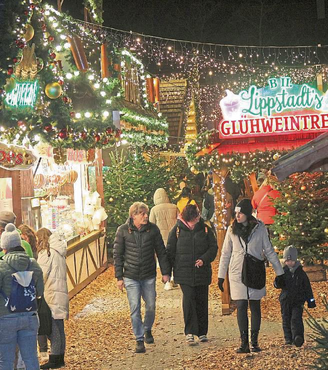 Fast vier Wochen lang können die Lippstädter nun auf ihrem Weihnachtsmarkt Geschenke kaufen, Leckereien genießen und die Vorfreude aufs Fest täglich größer werden lassen.