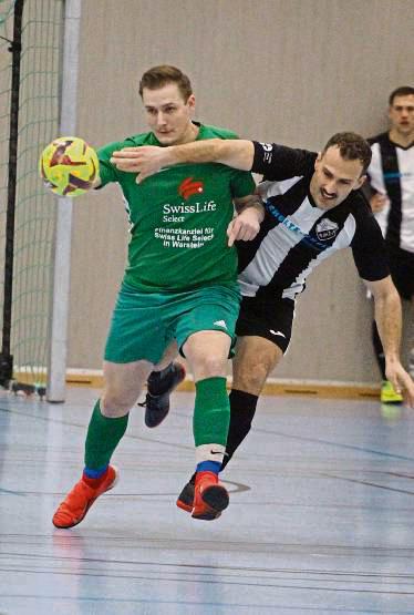 Voller Einsatz. Zwei Vorrunden des Hallenspektakels für Amateurfußballer, das nun Sparkassen Masters heißt, werden am 4. und 5. Januar in Warstein und Erwitte ausgetragen. Foto: Heinke
