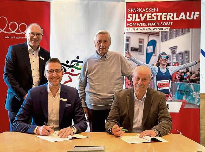 Über eine weitere Zusammenarbeit in Sachen Silvesterlauf freuen sich (v.l.) Thomas Schnabel, Peter Königkamp (beide Sparkasse), Werner Borgschulze und Gert Albrand (beide Förder- und Veranstaltergemeinschaft Silvesterlauf).