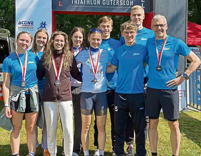 Sein Debüt in der 2. Triathlon-Bundesliga feierte Matthias Gravendyk (h.r.), den seine Vereinskollegen vom TuS Ehringhausen beim Dalkeman in Gütersloh unterstützten.