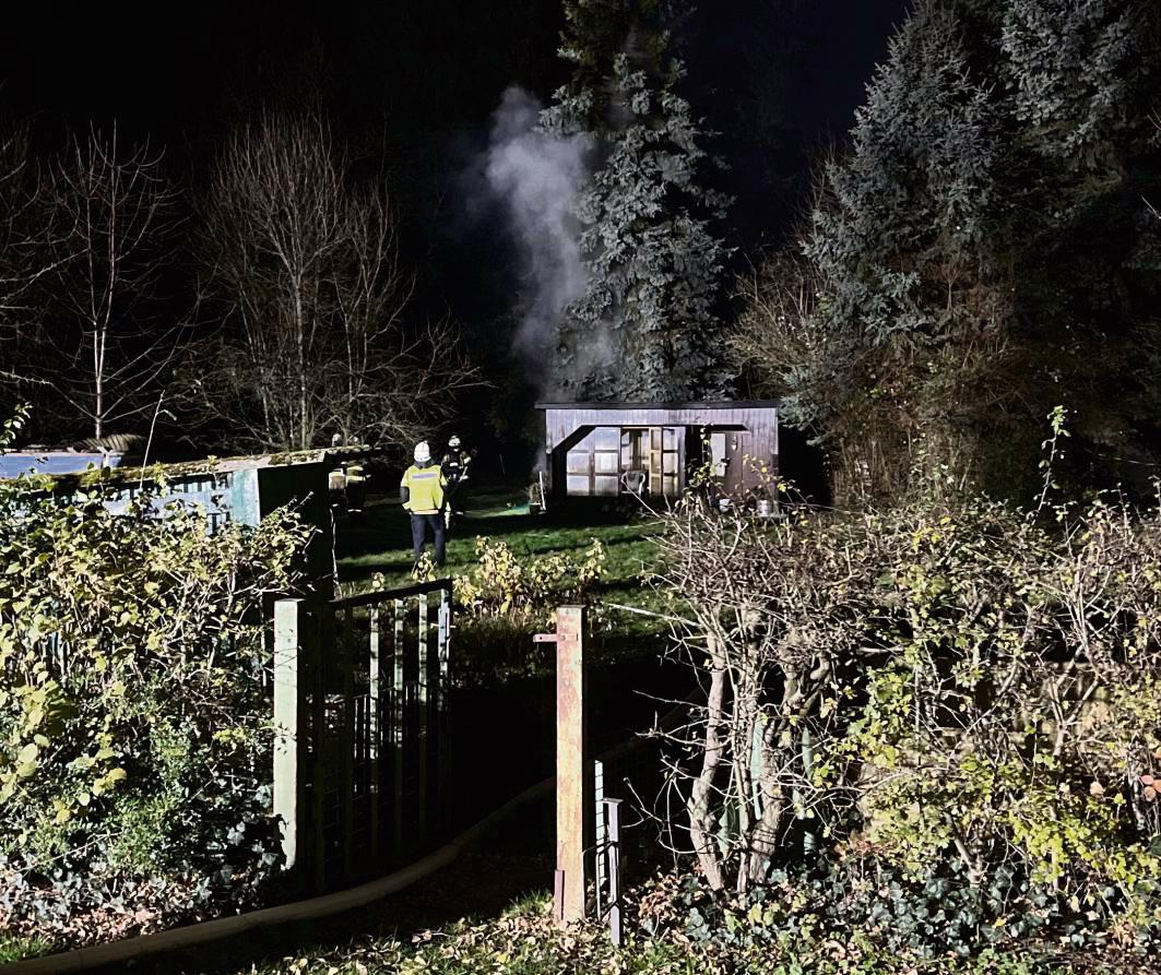 Nahe einer Kleingartenanlage an der Bökenförder Straße im Lippstädter Süden brannte in der Nacht zu Dienstag eine Mülltonne – schon wieder. Foto: Polizei