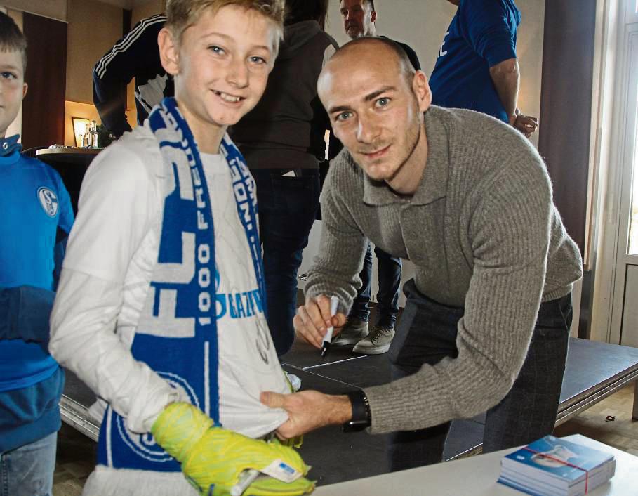 Bodenständig zeigt sich Henning Matriciani in Mantinghausen: Fleißig schreibt der Schalker Abwehrmann Autogramme und lässt sich mit den Fans ablichten. Foto: Heinke