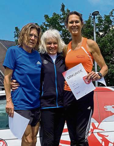 Neuer Wettkampf, neues Glück: Innerhalb von vier Stunden holte Angelika Albrecht (M.) vom LTV Lippstadt in Reken drei Titel.