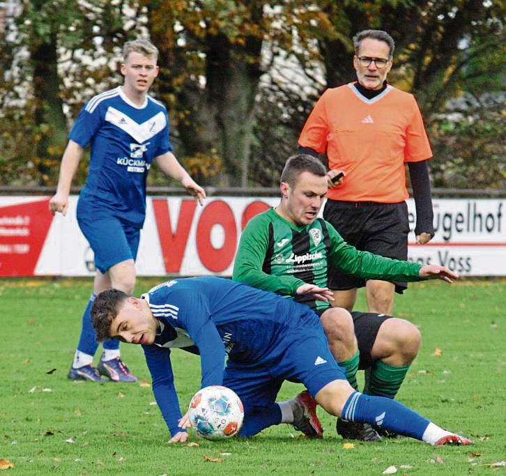 Hellwach trotz Zeitumstellung: Mattis Wecker (vorne) unterstrich für den SuS Westenholz einmal mehr seine Torjägerqualitäten. Beim 4:2-Erfolg traf er doppelt. Foto: Uli Schlink