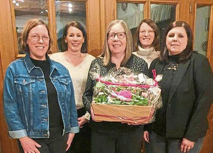Nach 25 Jahren im Vorstand der kfd Mönninghausen hat Christa Lammert (Mitte) ihr Amt als Sprecherin niedergelegt. Nicole Wieneke (r.) übernimmt das Amt. Neugewählt wurde auch Angelika Kaemper (2.v.l.), wiedergewählt wurden Kathrin Hunold (l.) und Steffi Remberg (2.v.r.).