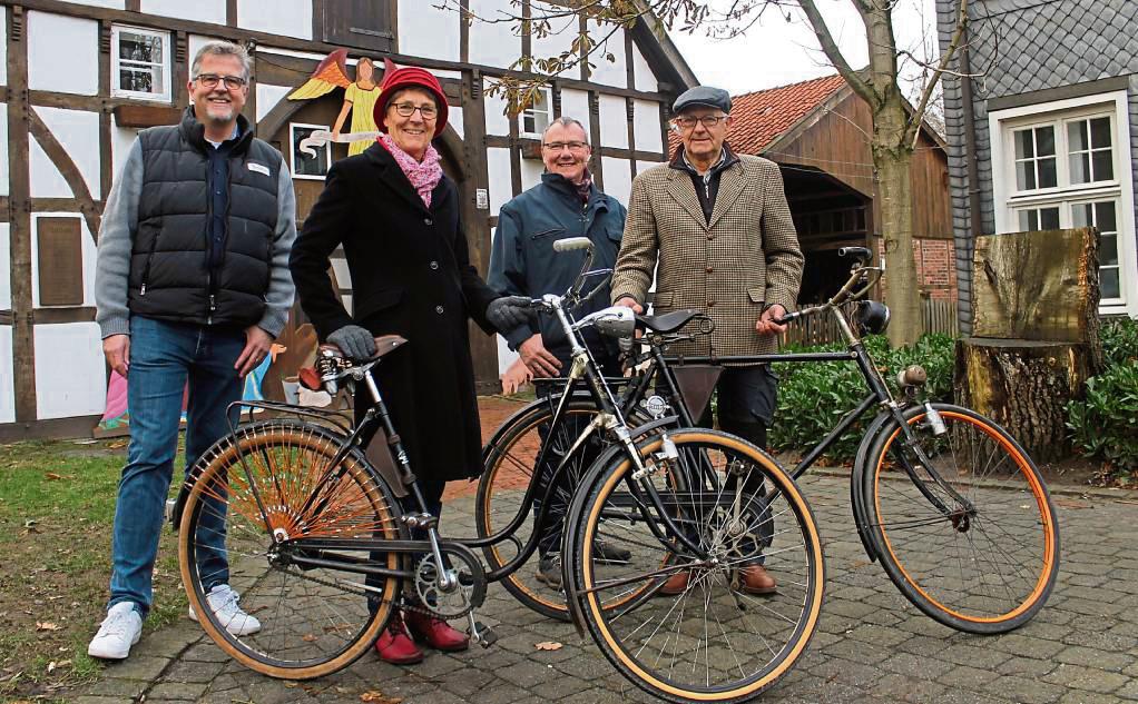 Das Thema Oldtimer-Fahrräder ist ein neuer Schwerpunkt im Heimatverein Mastholte. Auf historischen Zweirädern unterwegs sind (v.l.) Alexander Hagemeier, Anna Eickhölter, Franz-Josef Johannesmeier und Hermann Eickhölter. Foto: Toposch