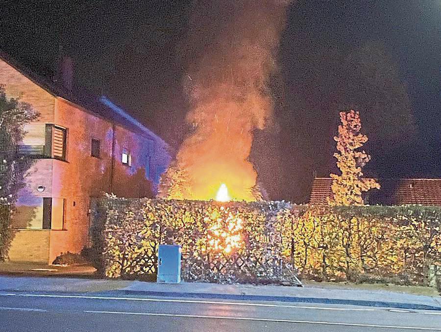 Auf einem Parkplatz an der Lipperoder Straße stand in der Nacht zu Sonntag plötzlich ein Auto in Flammen. Foto: Polizei
