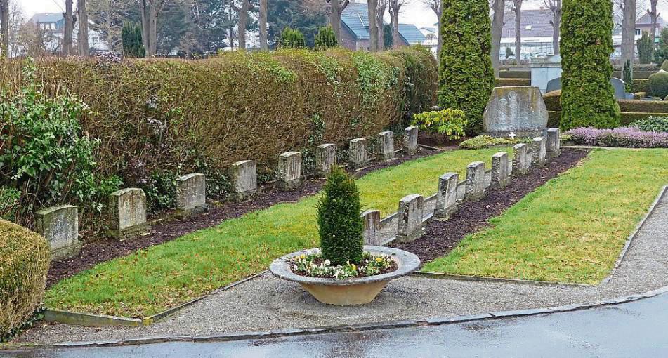 Da standen sie noch: Die Grabsteine der Dernbacher Schwestern auf dem Erwitter Friedhof sind mittlerweile Geschichte. Foto: Karl Dietz