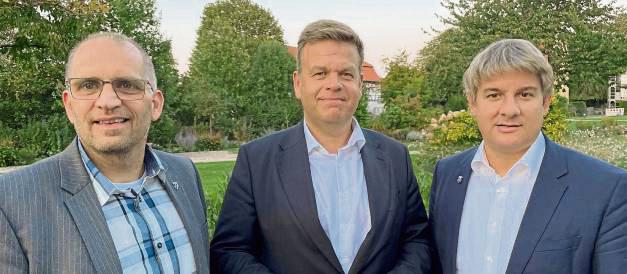 CDU-Fraktionsvorsitzender Thomas Kersting (l.) und Remco van der Velden (r.) begrüßten Staatssekretär Matthias Heidmeier im Rittergut Störmede.