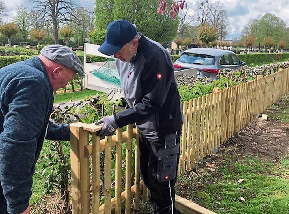 Die Mitglieder des Störmeder Hacke-Clubs erledigen im Ort ehrenamtlich verschiedene Aufgaben. Im vergangenen Jahr stellten sie einen 40 Meter langen Zaun am Kindergarten auf.