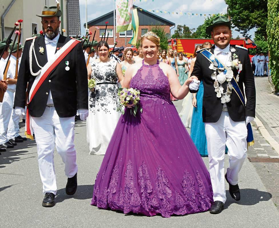 Als Bilderbuch-Königspaar präsentierten sich am Festsonntag Lukas Harrenkamp und Carolin Schneider der Schützenfamilie beim Festzug durch das Eichendorf. Foto: Pape-Rüther