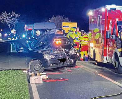Zahlreiche Einsatzkräfte von Feuerwehr, Rettungsdienst und Polizei rückten zur Unfallstelle auf der Rüthener Straße aus. Foto: Björn Winkelmann