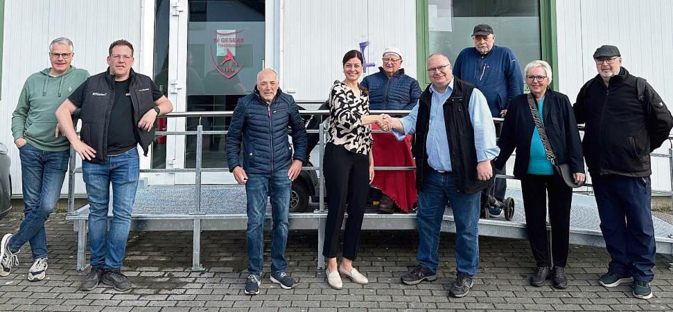 Die neue Rampe sorgt beim Tischtennis-Förderverein für Freude.