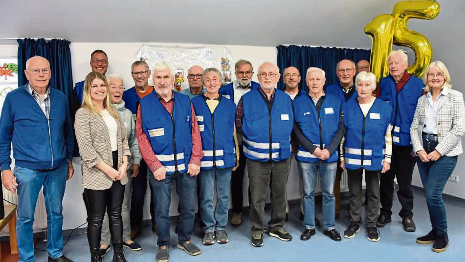 Die ehrenamtlichen Busbegleiter sind an ihren blauen Westen zu erkennen.