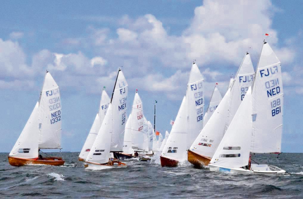 Justus Rüthing aus Lippstadt und sein Steuermann Matthias Riffeler (Berlin) mit der Startnummer 407 (Bildmitte) gewannen bei der WM in Travemünde in der Flying Junior-Klasse die Silbermedaille – wie schon bei der EM vor einem Jahr in Italien.