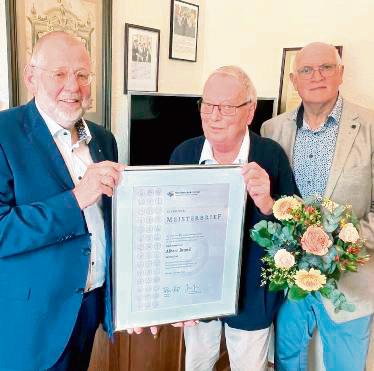 Den Eisernen Meisterbrief erhielt Albert Brand von Hubertus Diepenbrock (l.) und Theo Westarp.