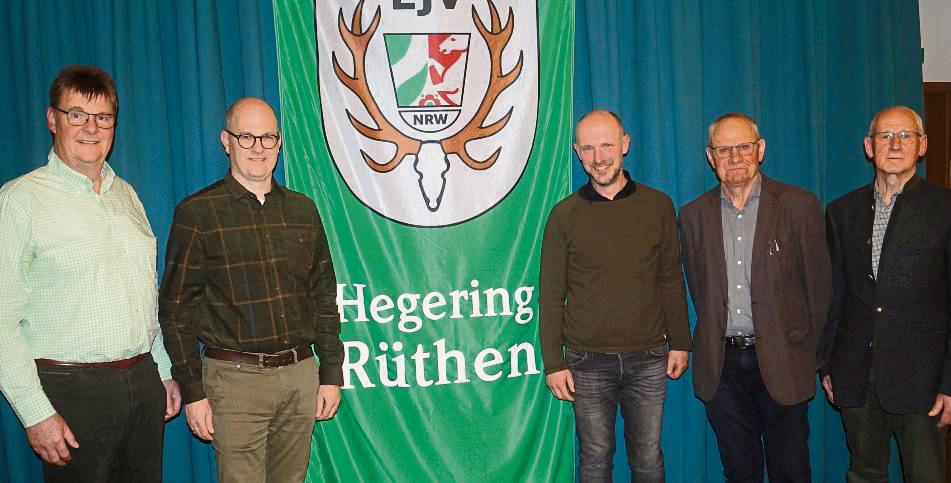 Friedrich Eickhold (Kreisjägerschaft), Sebastian Giese (neuer Geschäftsführer) und der neue Vorsitzende Bernd Rüther verabschiedeten die Vorstandsmitglieder Heiner Grotenhöfer und Hans-Theo Kellerhoff (v.l.). Foto: Thomas