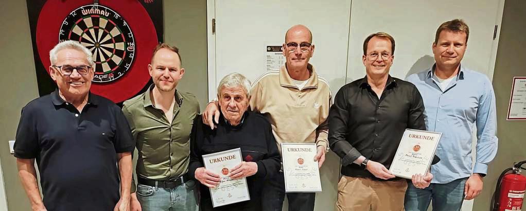Ehrungen prägten das Bild der Mitgliederversammlung des SV 03 Geseke (v.l.): Reimund Fels (1. Vorsitzender), Dominik Büker (25 Jahre Mitgliedschaft), Manfred Berger (75), Hubert Pickert (60), Meinolf Raderkopp (1. Vorsitzender/50) und Ludger Laame (40).