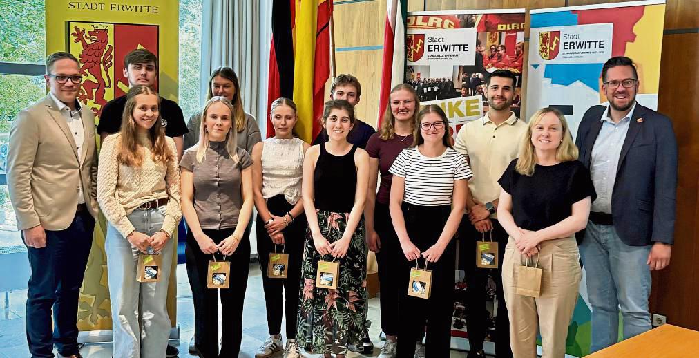 Nahmen das Erwitter Ehrenamt ganz genau unter die Lupe (v.l.): die Studierenden Greta Otte, Maximilian Sattarow, Simon Peters, Lena-Marie Döbber, Charlin Joy Lütke-Besselmann, Lara Maria Welling, Emily Koerdt, Justus Pfannschmidt, Luisa Volmer und Jennifer Grüne mit Professorin Dr. Andrea Walter (2.v.r.) sowie Bürgermeister Hendrik Henneböhl (l.) und Christoph Koerdt (r.).