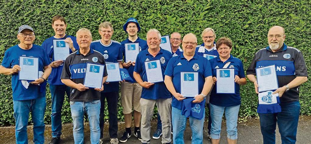 Für ihre langjährige Treue zeichnete der Schalke-Fanclub Graf Bernhard diese Mitglieder aus, die seit 10, 15 und 20 Jahren mit dabei sind.