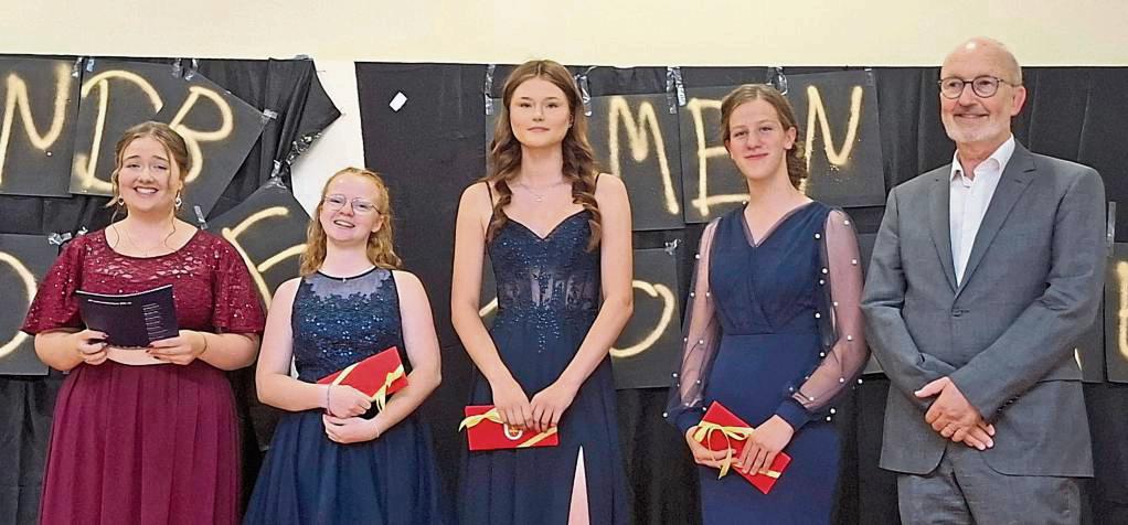 Mehrere Schülerinnen erhielten besondere Auszeichnungen (v.l.): Sofia Sabezki, Anna Kleine, Pia Isekenmeier, Nadja Aleinik, mit Schulleiter Berthold Fischer.