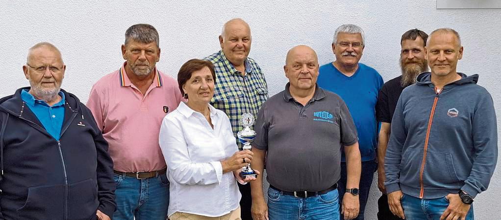 Den Liga-Titel und Aufstieg fest im Visier hatte das Luftgewehrteam des KKSV Geseke mit (v.l.) Wolfgang Müller, Dieter Tomeit, Johanna Wellen-Döscher, Andreas Heilkenbrinker, Joachim Schriek, Andreas Kelm, Philipp Berg und Jörg Niehüser. Es fehlt Johannes Koch.