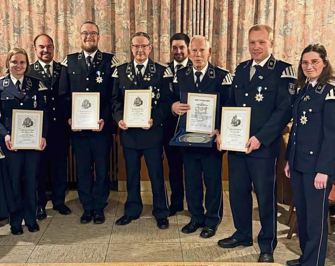 Das Tambourkorps Rüthen ehrte auf der Jahreshauptversammlung langjährige Mitglieder. Wolfgang Schrewe (3.v.r.) wurde zudem zum Ehrenmitglied ernannt.