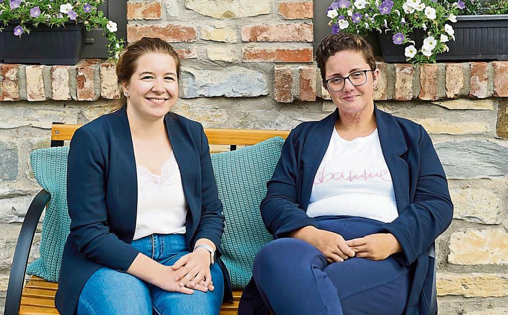 Janine Schulte (r.) und Jacqueline Weber eröffnen ihre Hebammenpraxis „Mein Familienanker“ in den Räumen des alten Forstamts. Foto: Karin Schlüter