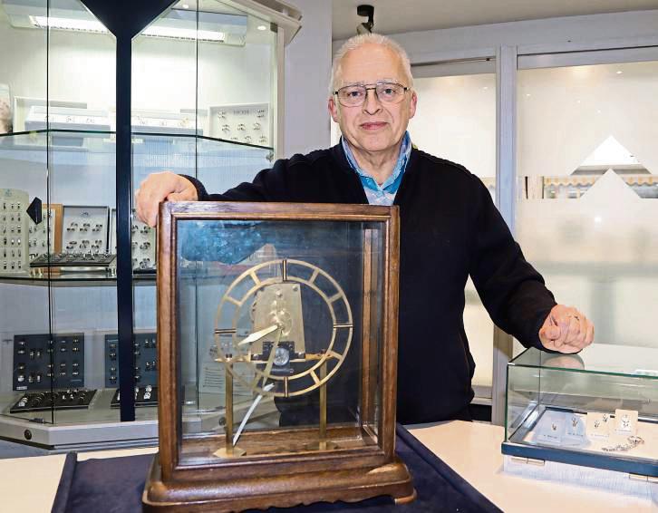 Markus Heinrichsmeier mit der ersten elektrischen Uhr in Geseke, die sein Vater selbst gebaut hatte. Foto: Nicole Toposch