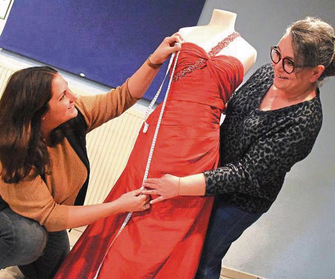 Maß nehmen für den Kleidertraum: Die Laienspielschar macht das Bürgerhaus zur Modeboutique.