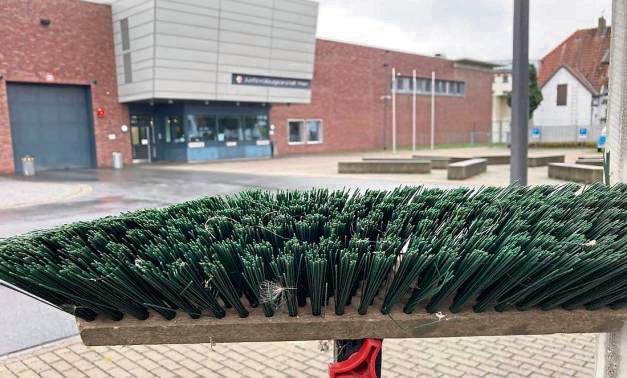 „Besenrein“ sind die Hafträume: „Langstielige Reinigungsgeräte“ sind aus den Zellen entfernt worden. Foto: Gerald Bus