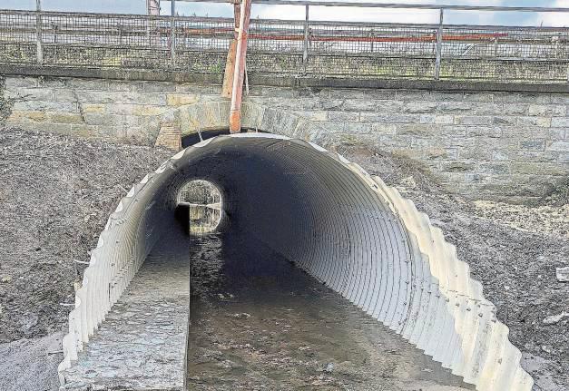 Der Abzuggraben des Margaretensees wurde bereits mit einem Stahlprofil verbreitert – nötig, weil Brücke und Bundesstraße breiter werden.