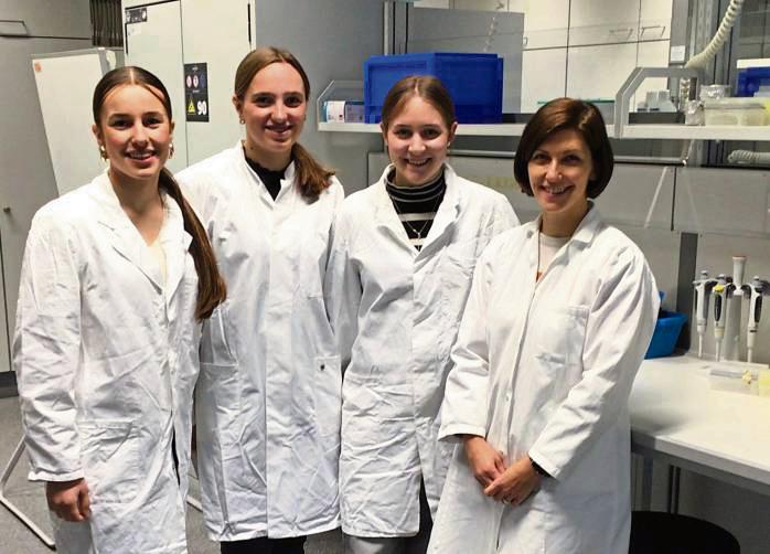 Die Schülerinnen Flora Hage, Luise Kellermann und Lenja Holling (v.l.) forschten zusammen mit Dr. Andrea Dlugos im Labor am Campus Hamm der HSHL.