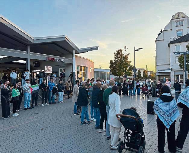 An Bahnhof versammelten sich am Donnerstagabend rund 70 Menschen, um gegen das Abfangen von Hilfsschiffen für den Gazastreifen zu demonstrieren. Foto: Cegelski